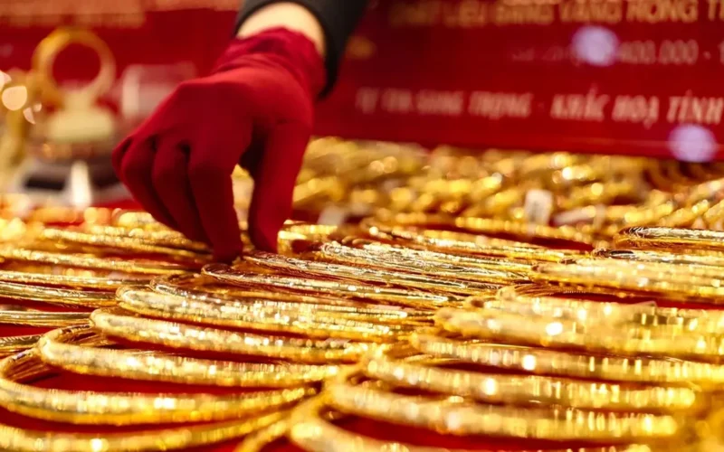 تباين ملحوظ بين ارتفاع الأسعار العالمية وانخفاض المحلية بقيمة 4 ملايين دونغ